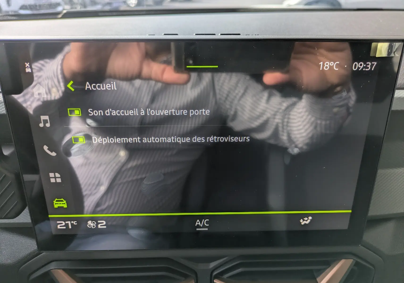 Écran tactile central du Dacia Duster Hybrid 155 Extreme affichant les réglages d'accueil et rétroviseurs.