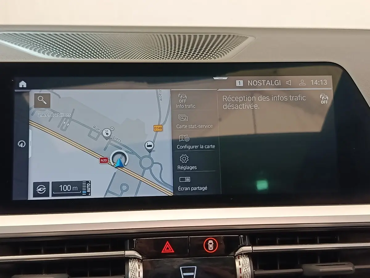 Écran tactile central de la BMW Série 3 320e gris foncé affichant la navigation et les réglages du système.