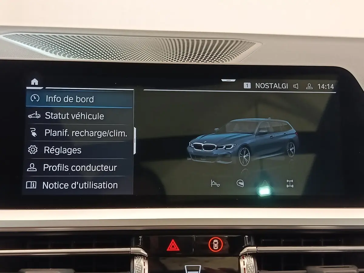 Écran tactile central affichant le menu et une BMW Série 3 320e hybride en vue 3/4 avant bleu foncé.