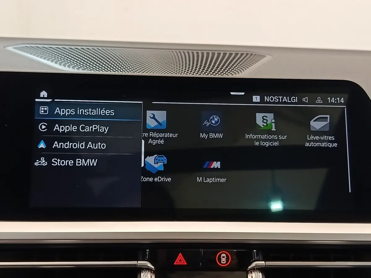 Écran tactile central de la BMW Série 3 320e 2022 affichant les options Apple CarPlay et Android Auto.