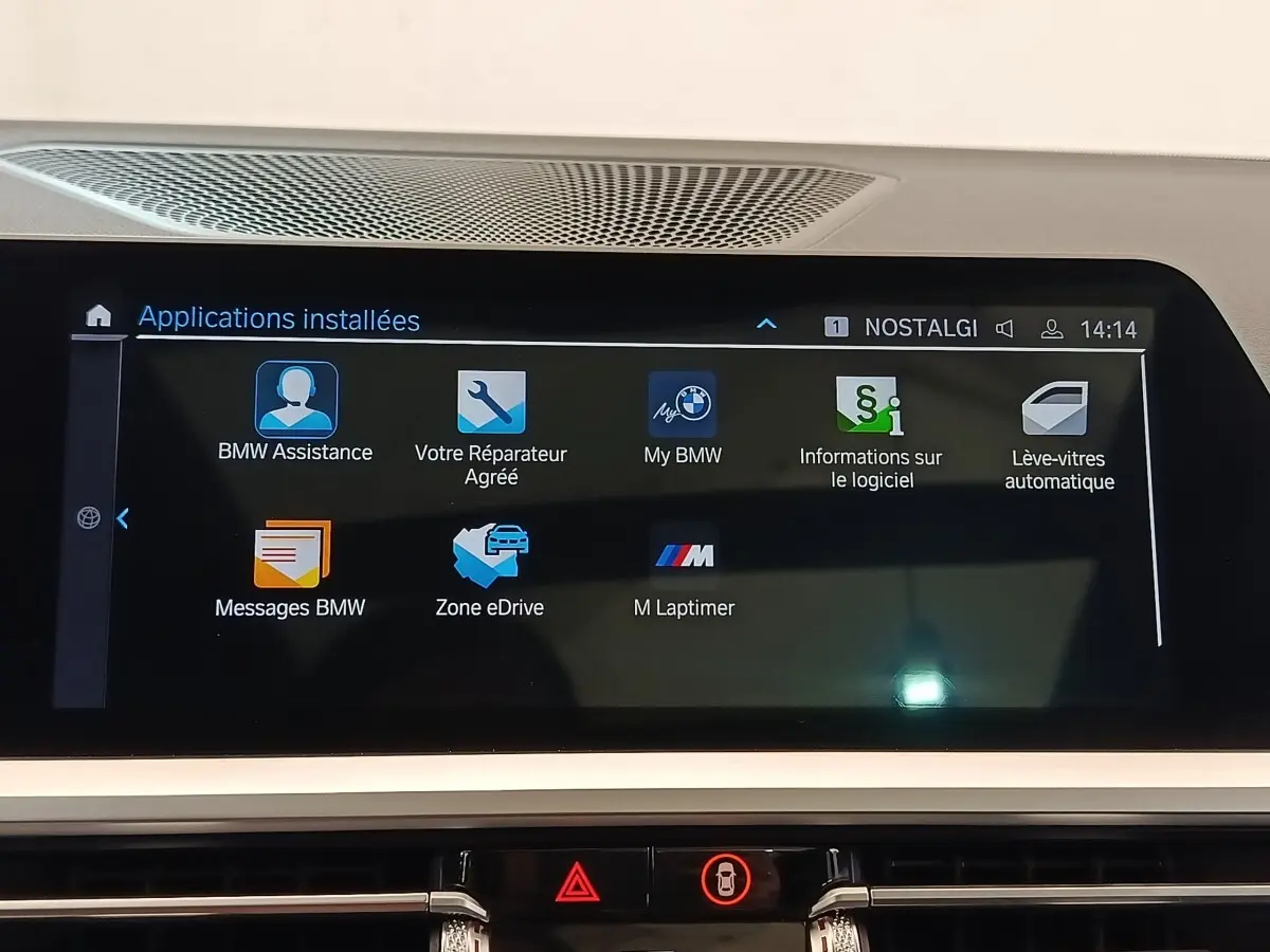Écran tactile central de la BMW Série 3 320e M Sport hybride 2022 affichant les applications installées.