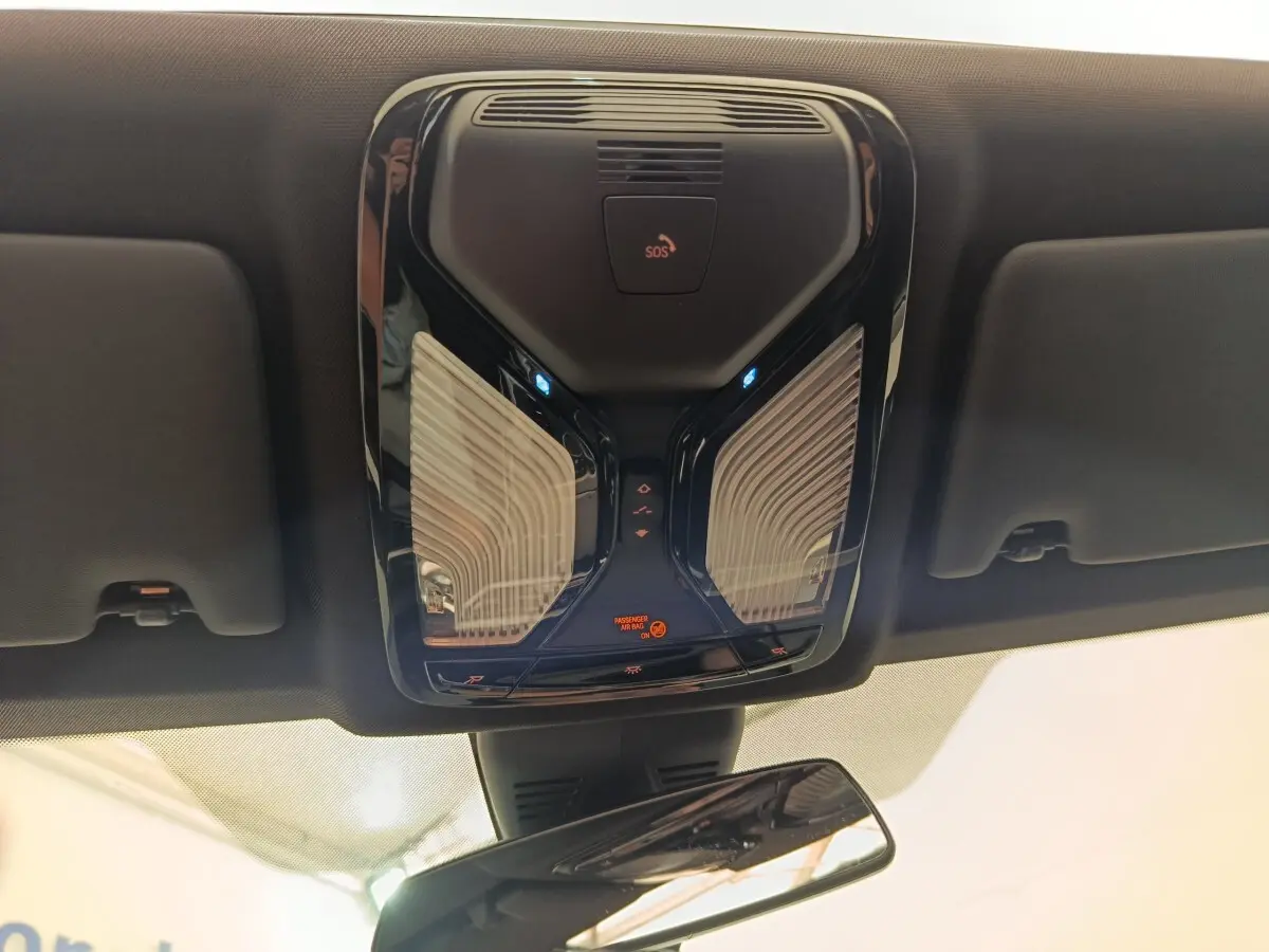 Vue intérieure du plafonnier noir avec commandes lumineuses et miroir central d’une BMW Série 3 320e hybride rechargeable.