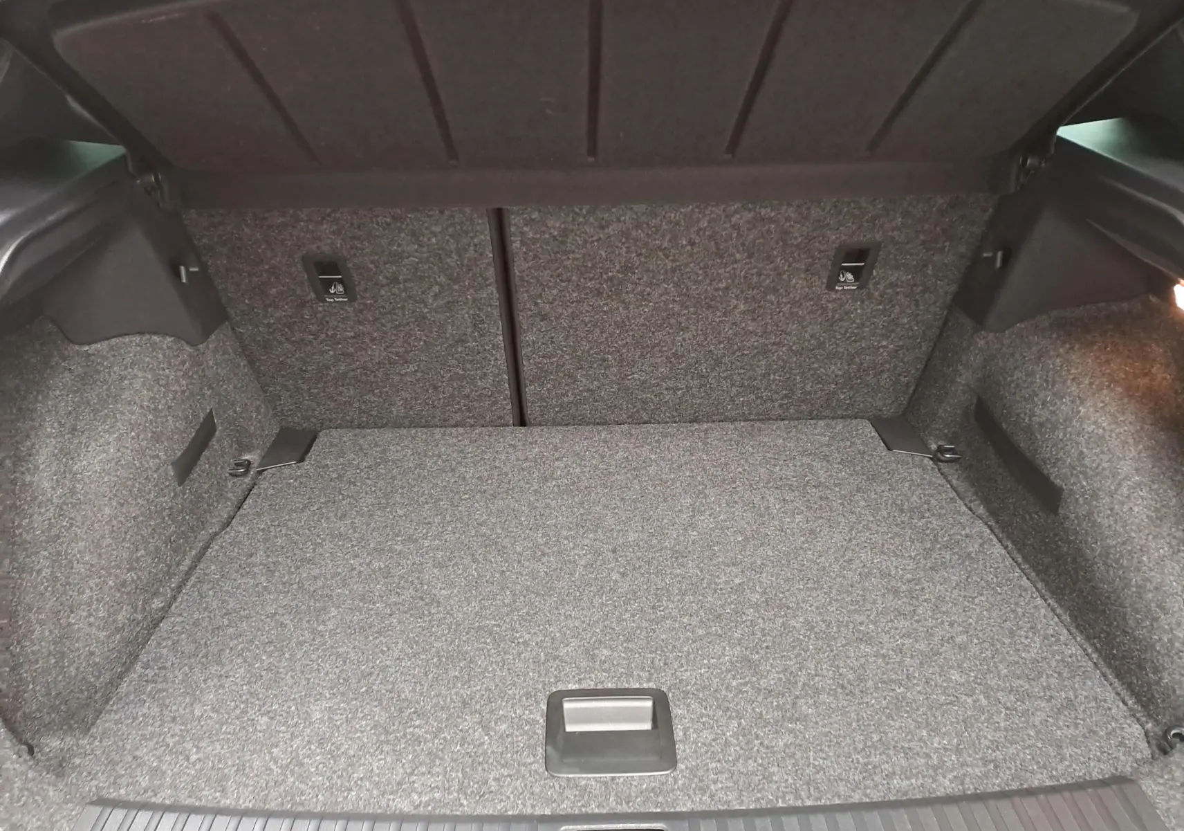 Coffre ouvert du SEAT Arona 1.0 TSI 110 DSG7 FR 2024, vue intérieure montrant le revêtement gris et l'espace de rangement.