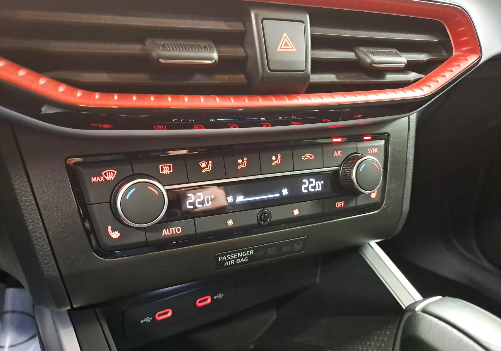 Détail de la console centrale du SEAT Arona 2024 avec commandes de climatisation et cadre rouge autour des aérateurs.