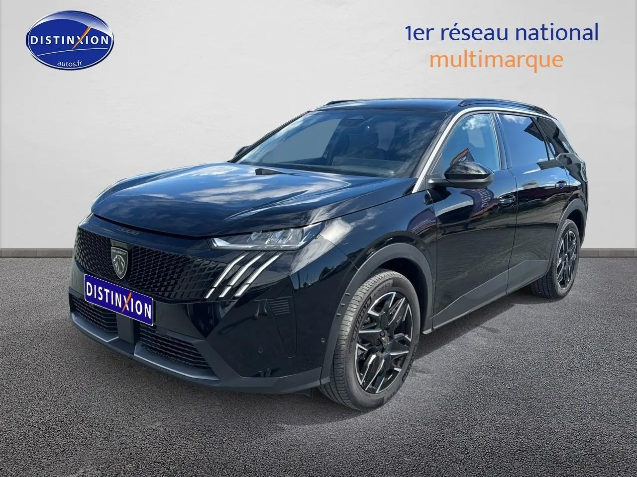 Peugeot 5008 Hybrid 145 allure noir, vue 3/4 avant droit, avec calandre distinctive et jantes alu noires.