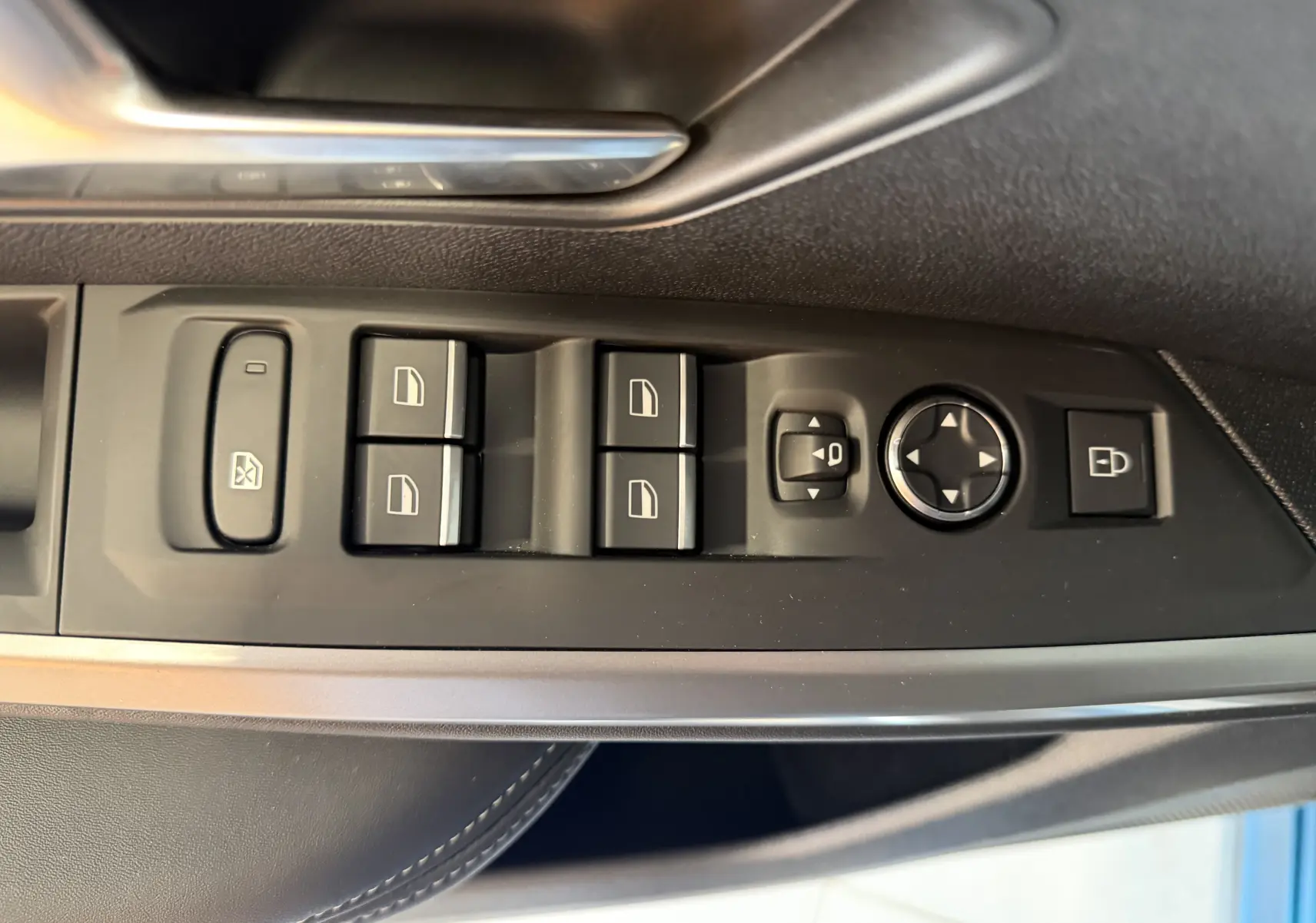 Gros plan sur les commandes de lève-vitres et rétroviseurs côté conducteur d’un Peugeot 3008 Hybrid 145 GT bleu obsession.