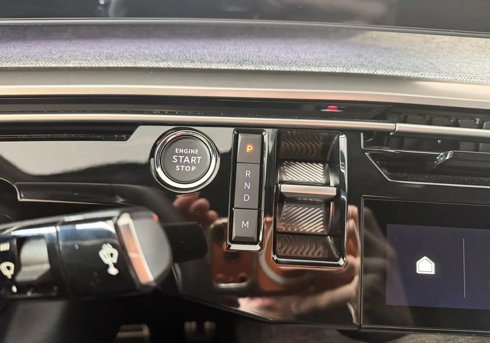Gros plan intérieur sur le bouton start/stop et la commande de boîte automatique du Peugeot 3008 Hybrid 145 GT.
