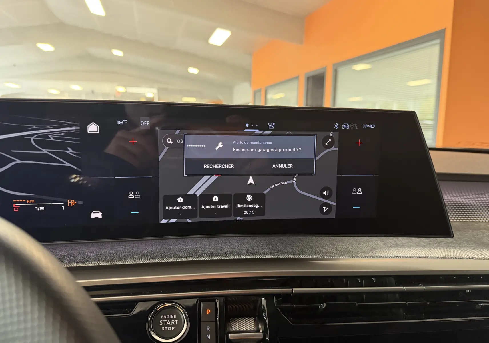 Vue intérieure du tableau de bord du Peugeot 3008 Hybrid 145 GT avec écran tactile affichant une alerte de maintenance.