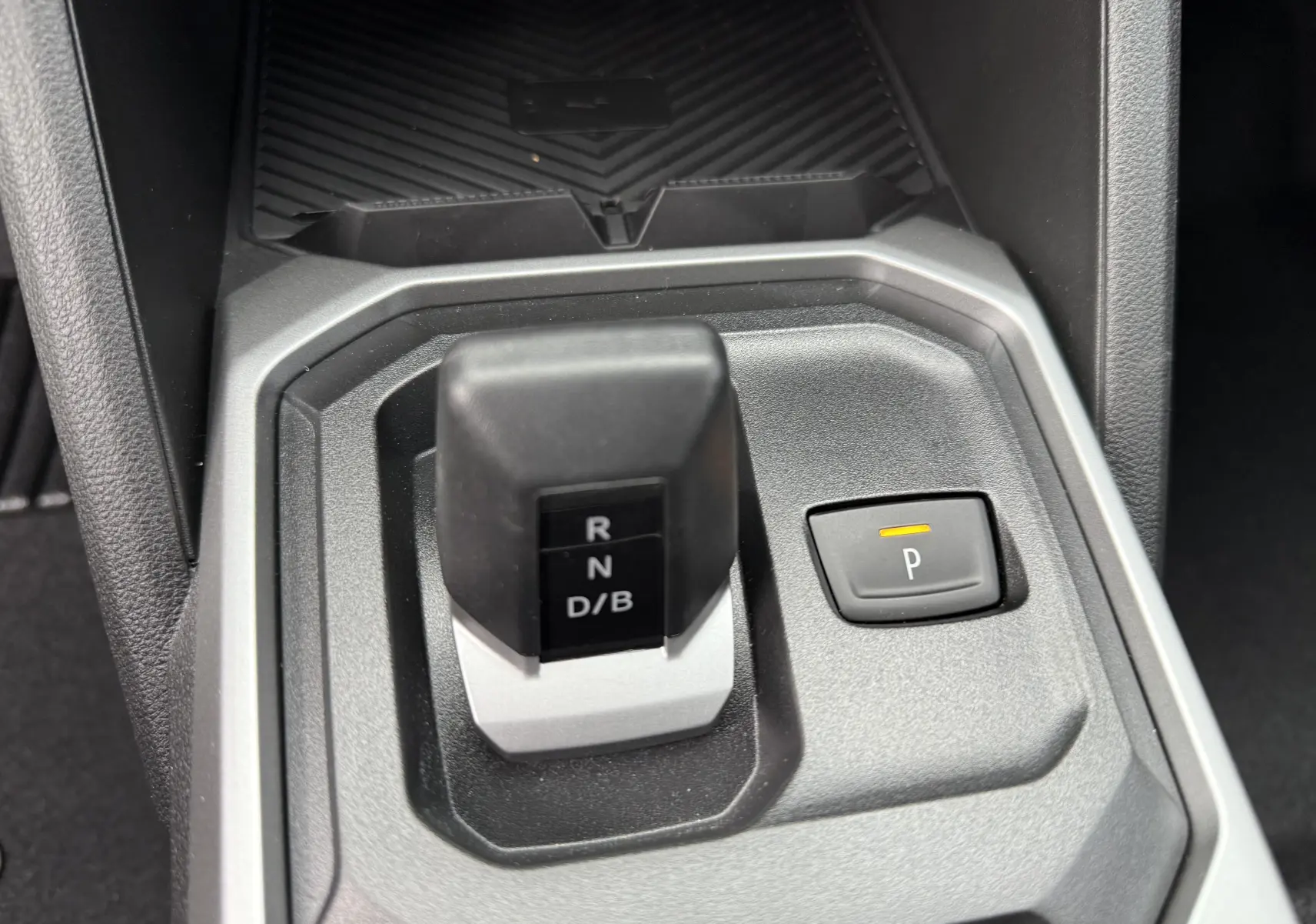 Le levier de vitesses automatique noir et gris du Dacia Duster 1.6 Hybrid 140ch en gros plan intérieur.