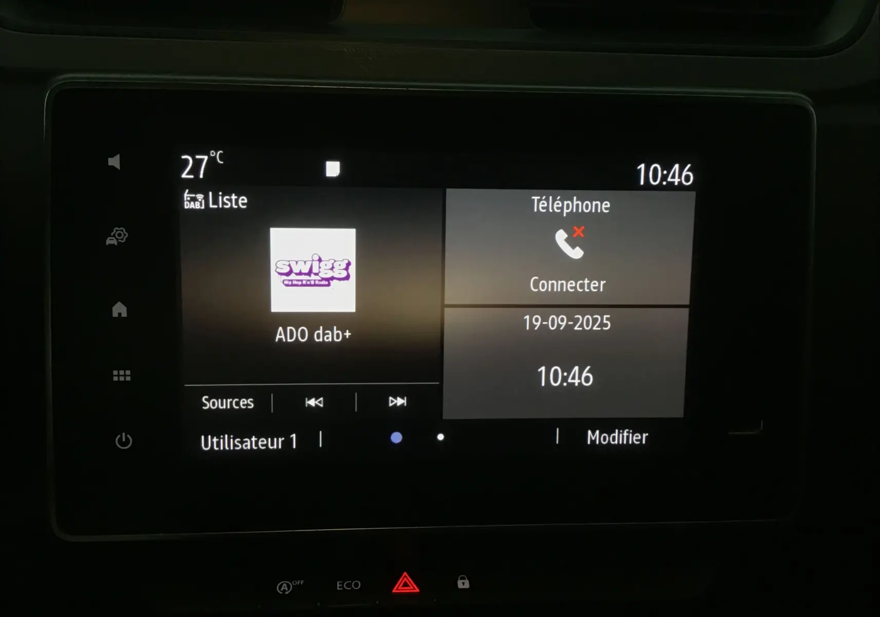 Écran tactile central du Renault Express Van 2023 affichant la radio DAB+ et la connexion téléphone à 10h46.