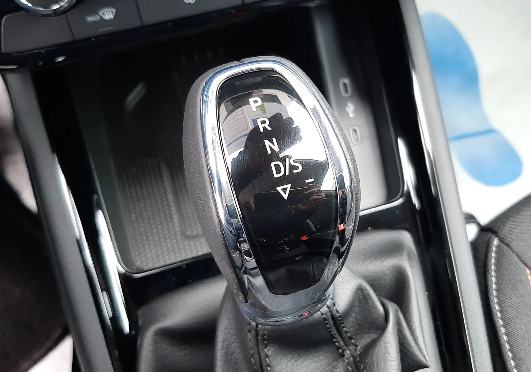 Le levier de vitesses automatique du Skoda Kamiq 2025 en gros plan, entouré de garnitures noires brillantes.