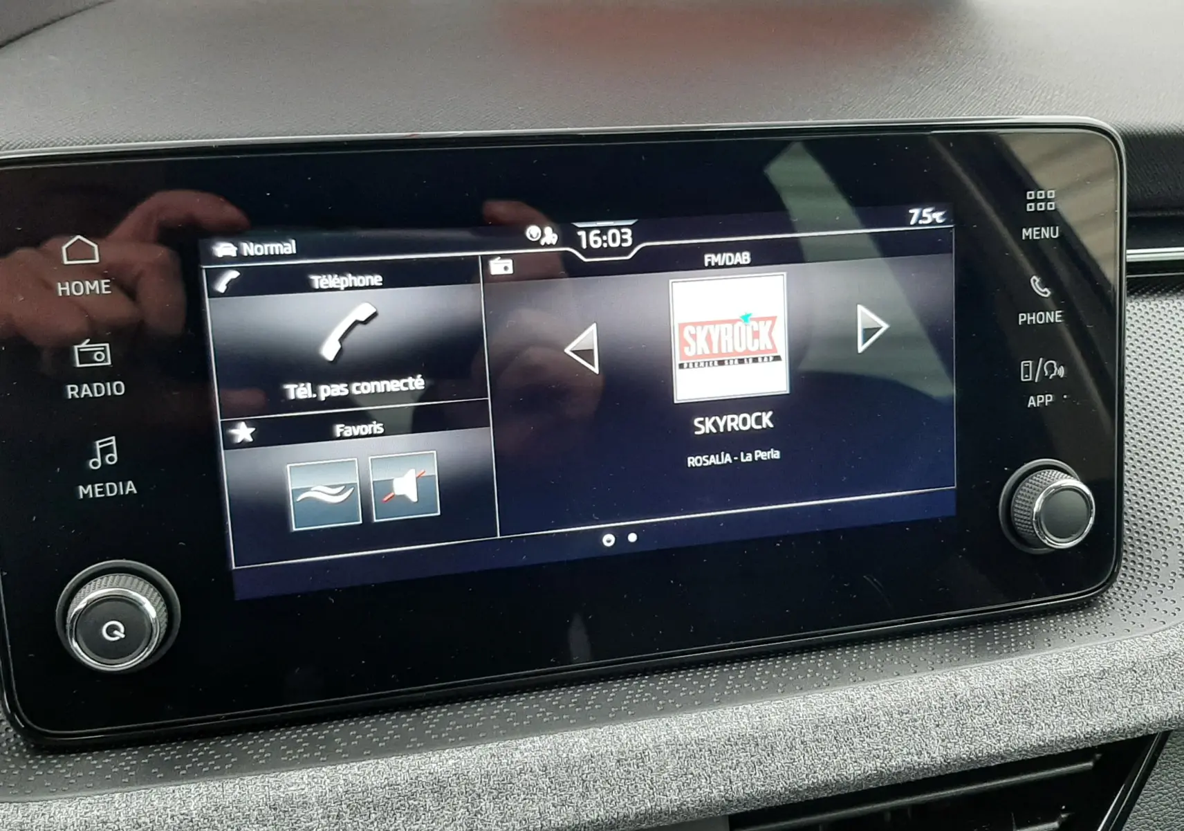 Écran tactile central du Skoda Kamiq 2025 affichant la radio Skyrock, avec commandes et boutons autour.
