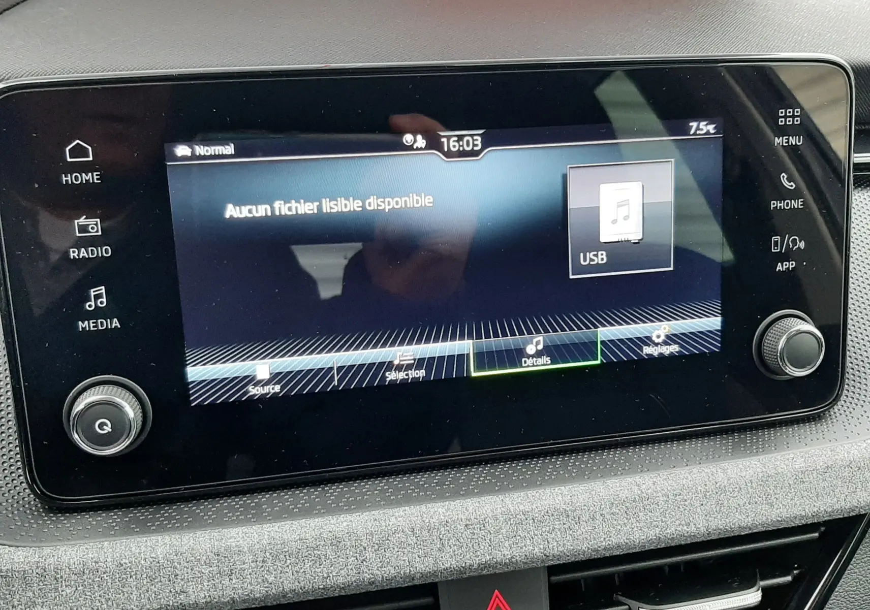 Écran tactile central du tableau de bord du Skoda Kamiq 2025, affichant un message USB, avec finition tissu gris.