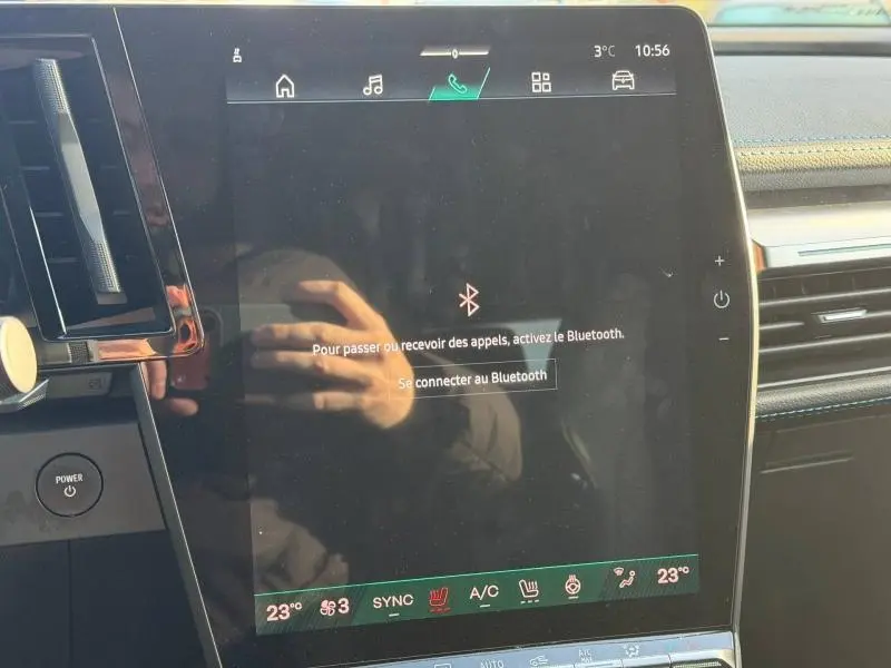 Écran tactile central du tableau de bord du Renault Scénic E-Tech blanc, affichant le menu Bluetooth et commandes climatisation.