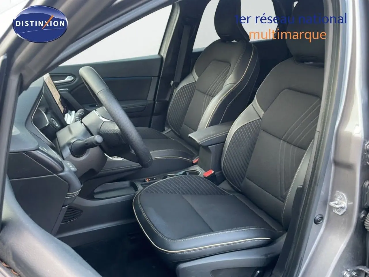 Vue intérieure côté conducteur du Renault Symbioz gris Casiopee, mettant en valeur les sièges noirs et le volant.