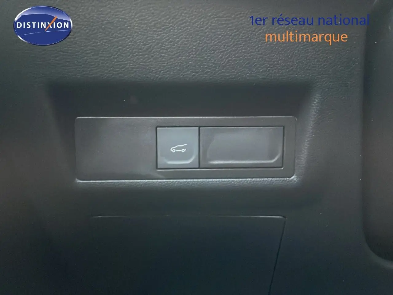 Bouton d'ouverture du coffre dans l'habitacle du Renault Symbioz 2025, finition Iconic.
