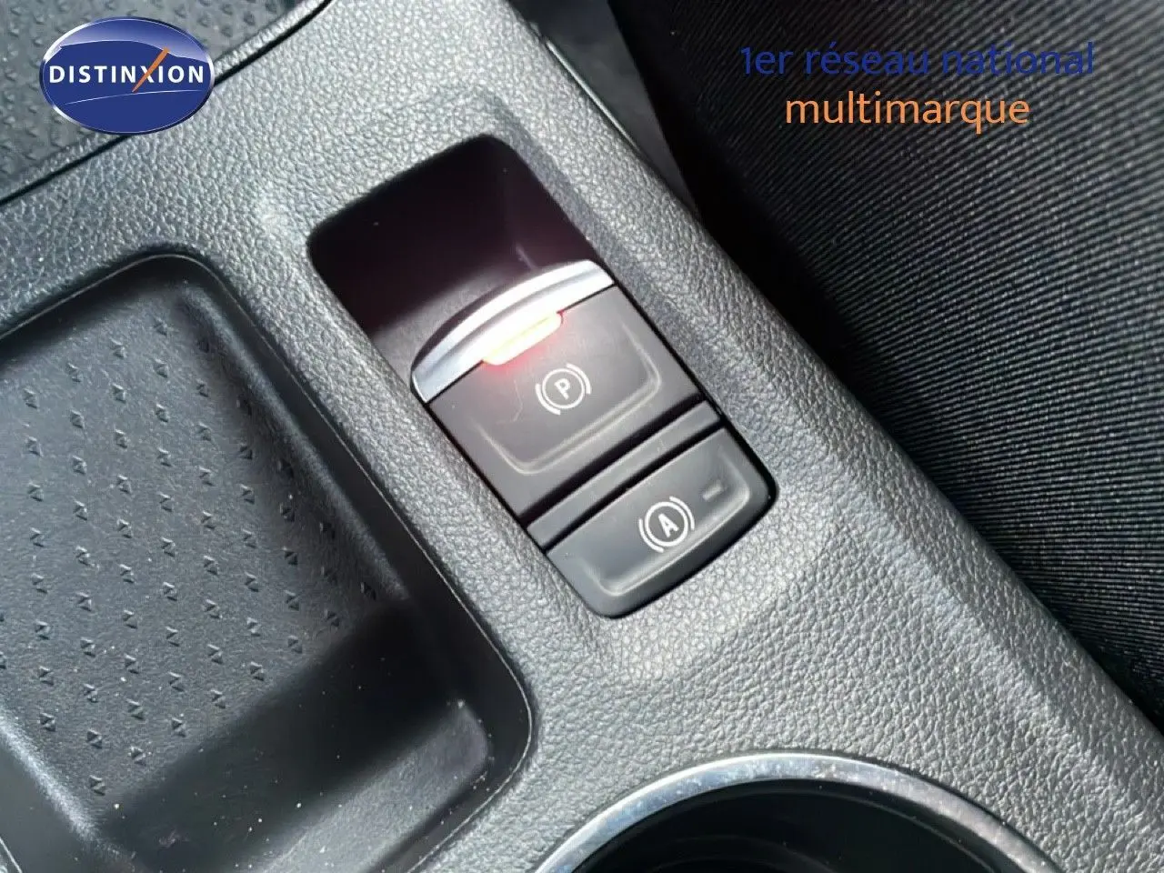 Gros plan sur les commandes de frein à main électronique et arrêt automatique dans l'habitacle du Renault Symbioz gris Casiopee Metal.