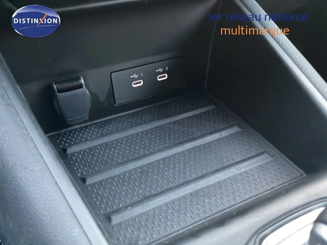 Gros plan sur la console centrale avec ports USB-C doubles et espace de rangement noir du Renault Symbioz gris Casiopee.