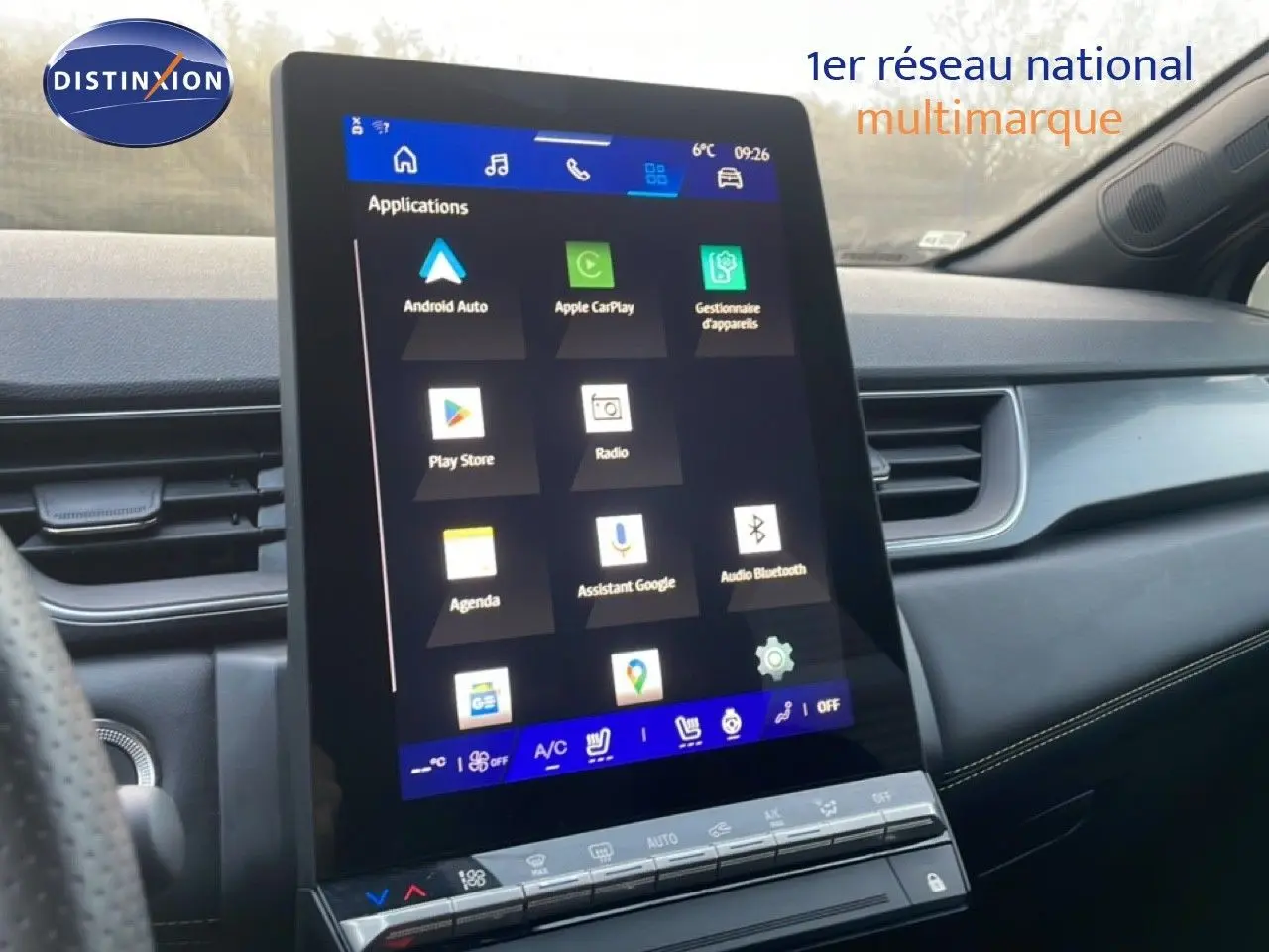 Écran tactile central vertical affichant les applications dans l'habitacle d'une Renault Symbioz gris Casiopee métal.