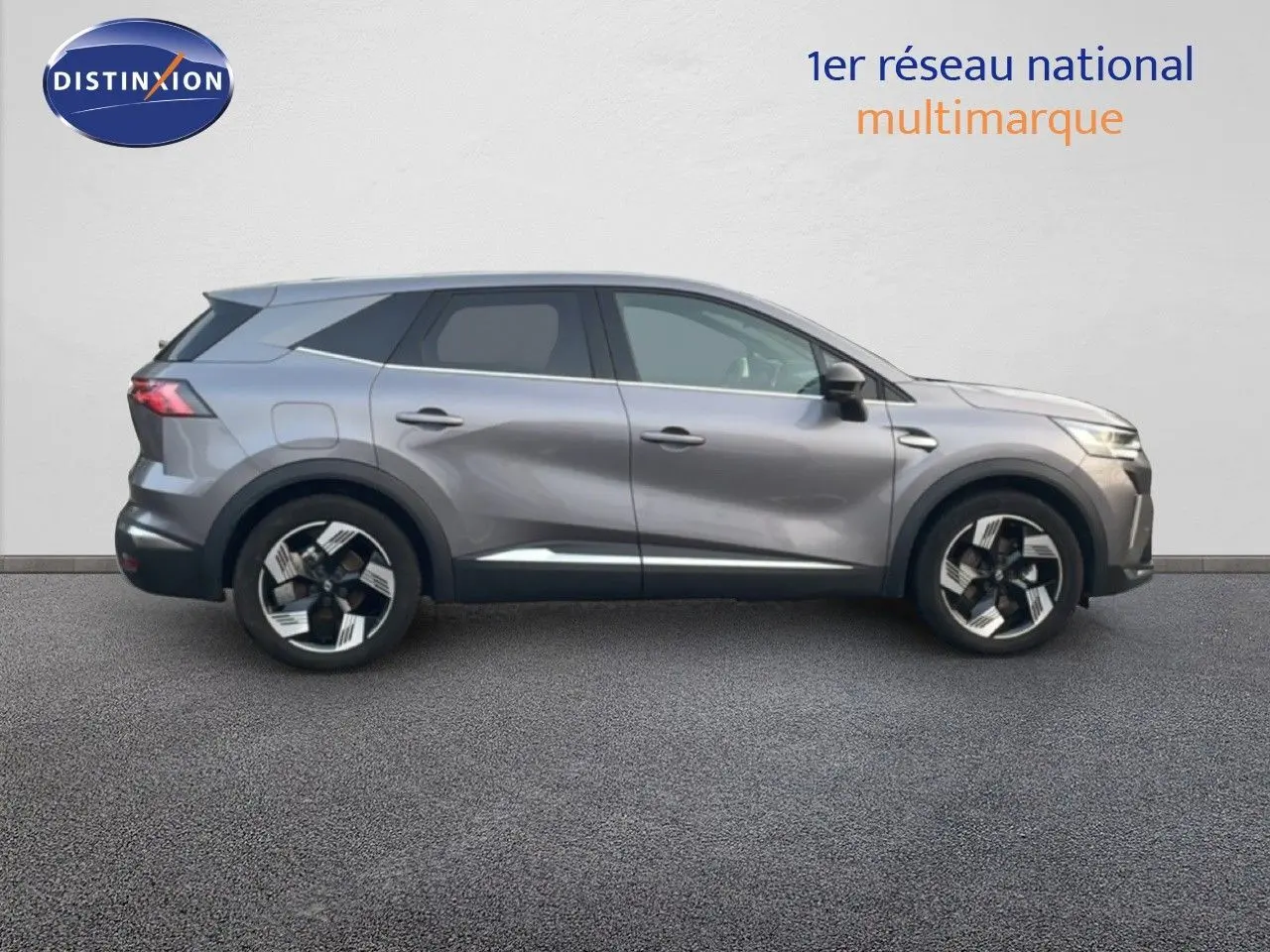 Profil droit du Renault Symbioz gris Casiopee Metal 2025, SUV hybride avec jantes alliage au design moderne.