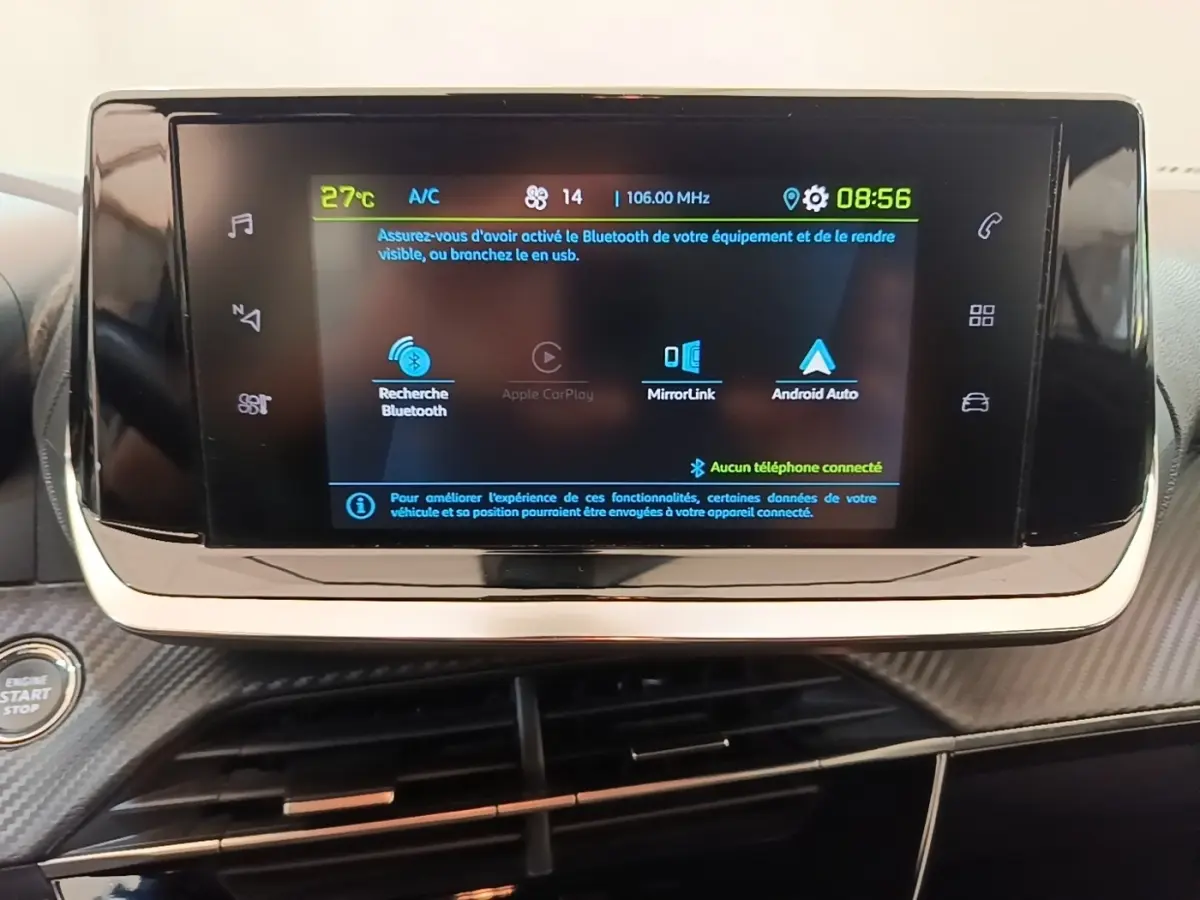 Écran tactile central du tableau de bord de la Peugeot E-2008 électrique Active Pack 2023 affichant les options Bluetooth et Android Auto.