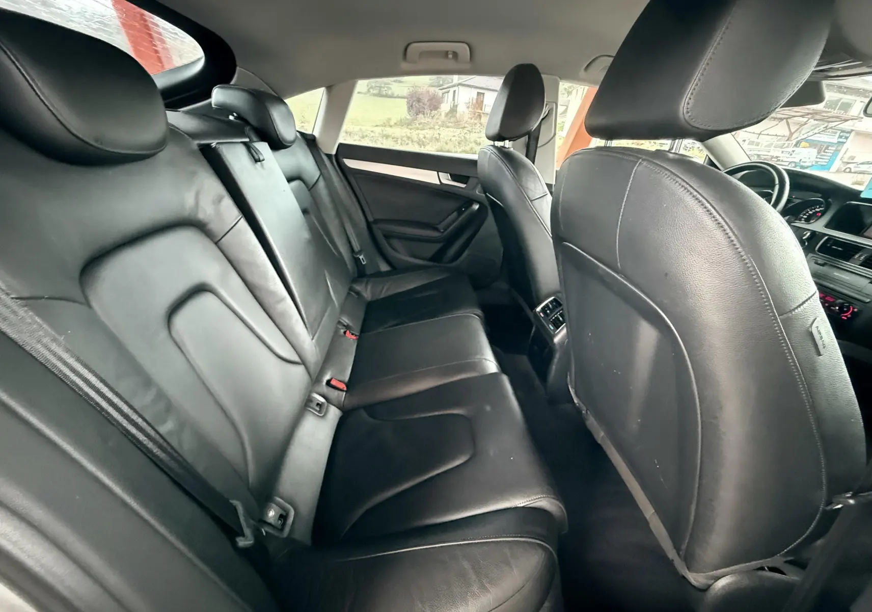 Vue intérieure arrière de l'Audi A5 2011 montrant les sièges en cuir noir et l'espace passager côté droit.