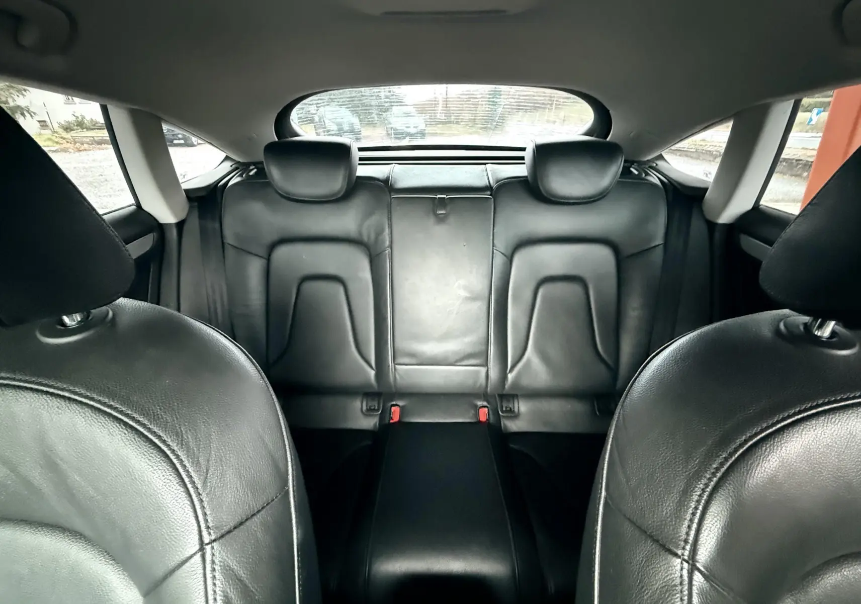 Vue intérieure arrière de l'Audi A5 Sportback 2011 avec sièges en cuir noir et appuie-têtes intégrés.