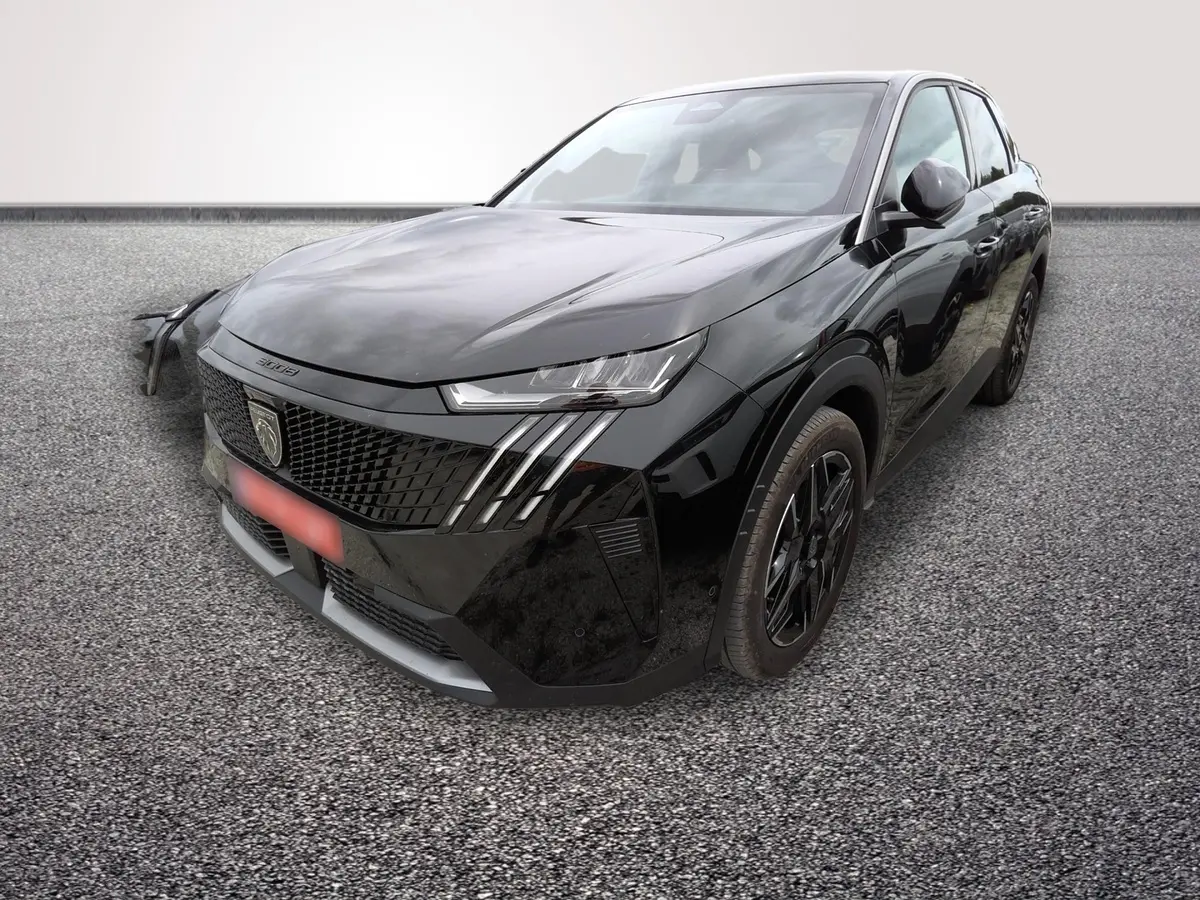 Peugeot 3008 noir vue 3/4 avant droit, avec calandre distinctive et phares LED fins sur sol gris.