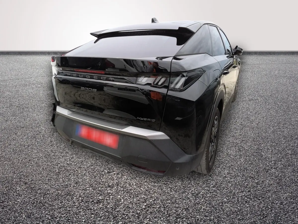 Vue 3/4 arrière droite du Peugeot 3008 noir hybride 2025 avec feux arrière LED et hayon fermé.