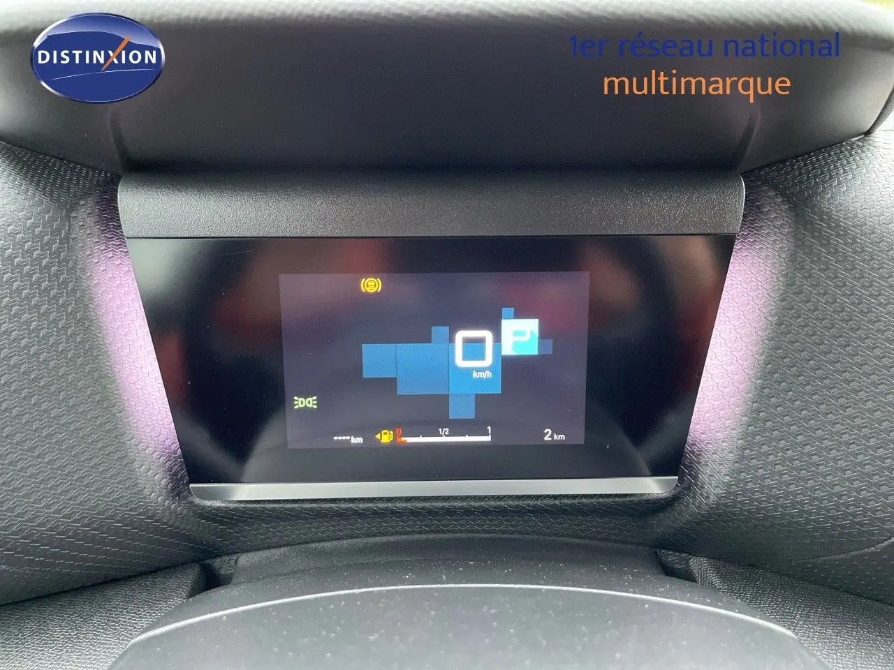 Affichage numérique du tableau de bord de la Citroën C4 gris platinium, montrant la vitesse à 0 km/h en vue frontale rapprochée.