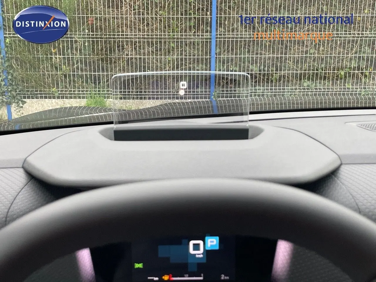 Vue intérieure centrée sur le tableau de bord et le volant d'une Citroën C4 2024, avec affichage tête haute transparent.