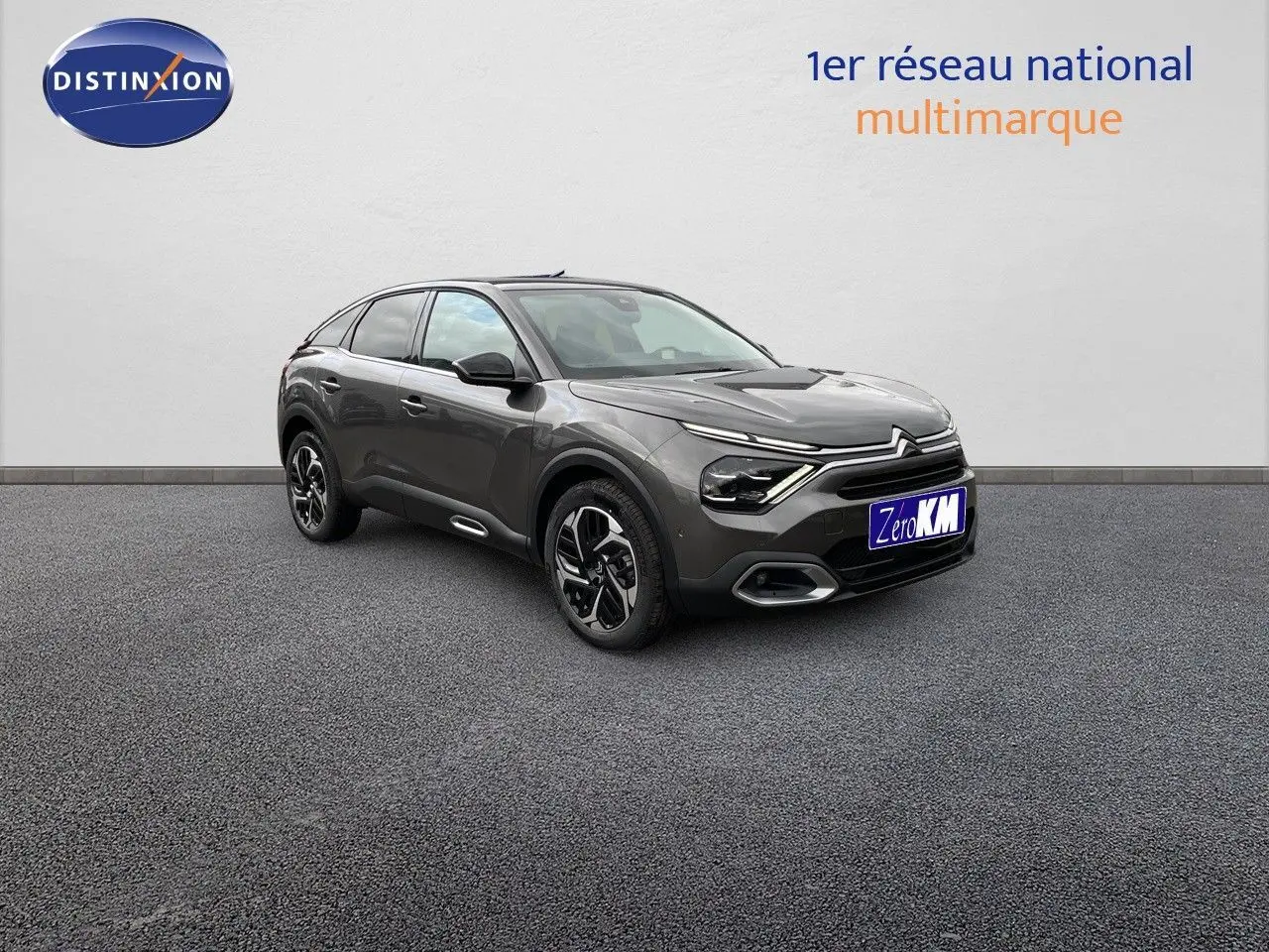 Citroën C4 gris platinium métal vue 3/4 avant droit avec signature lumineuse LED et jantes bi-ton.