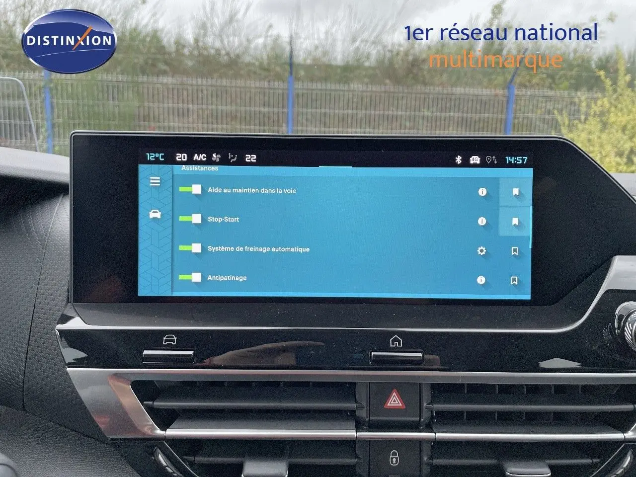 Écran tactile central du tableau de bord du Citroën C4 2024 affichant les aides à la conduite en intérieur.