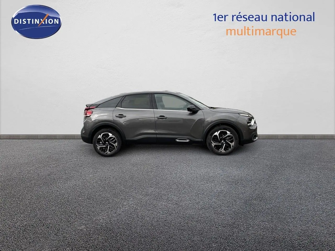 Profil droit d'une Citroën C4 2024 gris platinium métal avec jantes noires et détails chromés sur fond neutre.