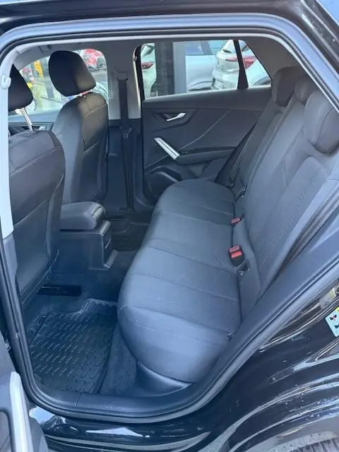 Vue intérieure côté droit de la banquette arrière noire de l'Audi Q2 35 TFSI 150 S Tronic S Line 2023.
