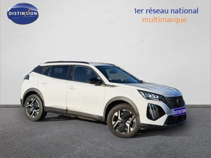 Peugeot 2008 gris en 3/4 avant droit, avec toit noir contrasté et jantes alliage distinctives.