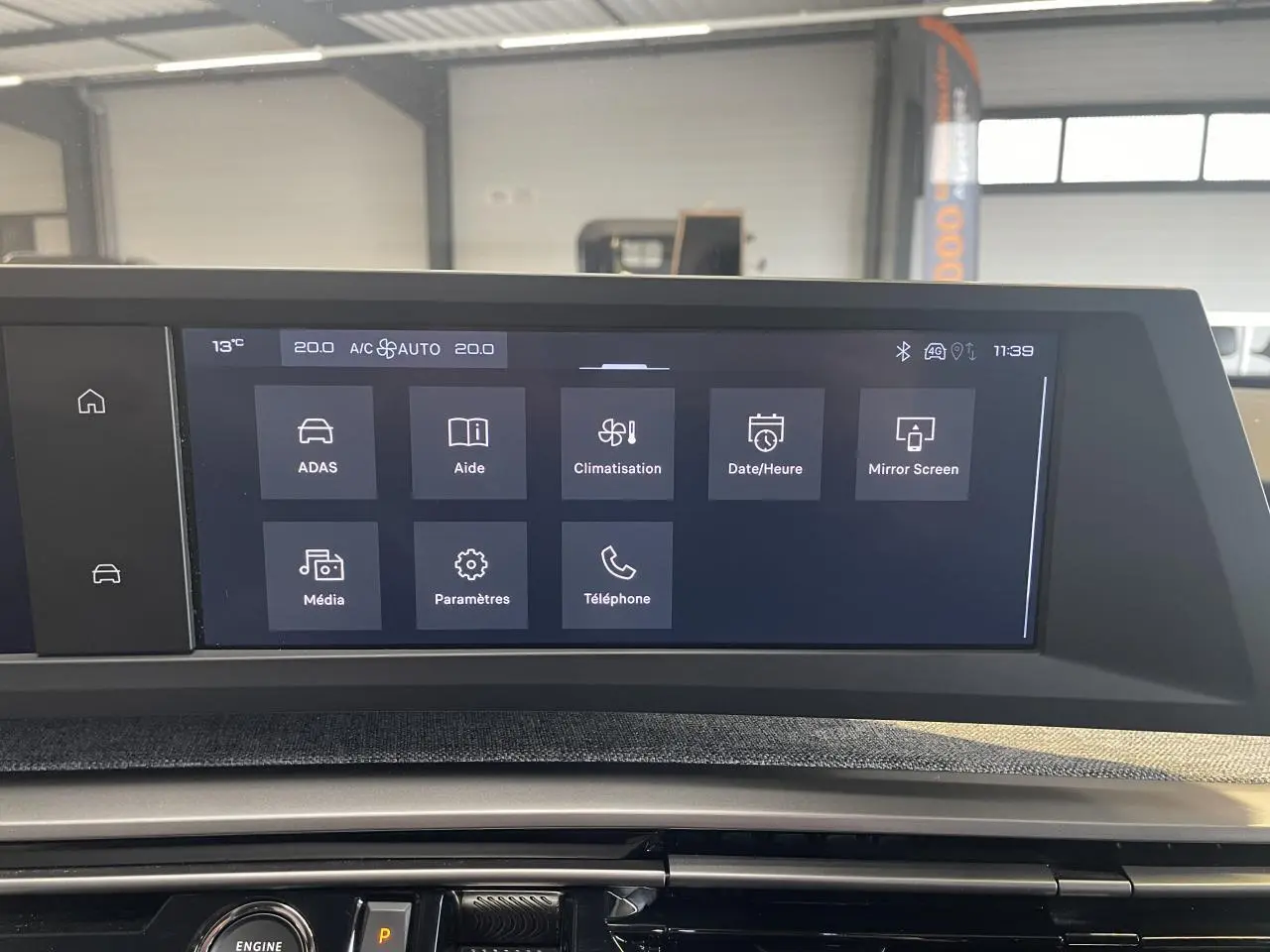 Écran tactile central du tableau de bord du Peugeot 5008 2025 affichant les menus de climatisation et multimédia.