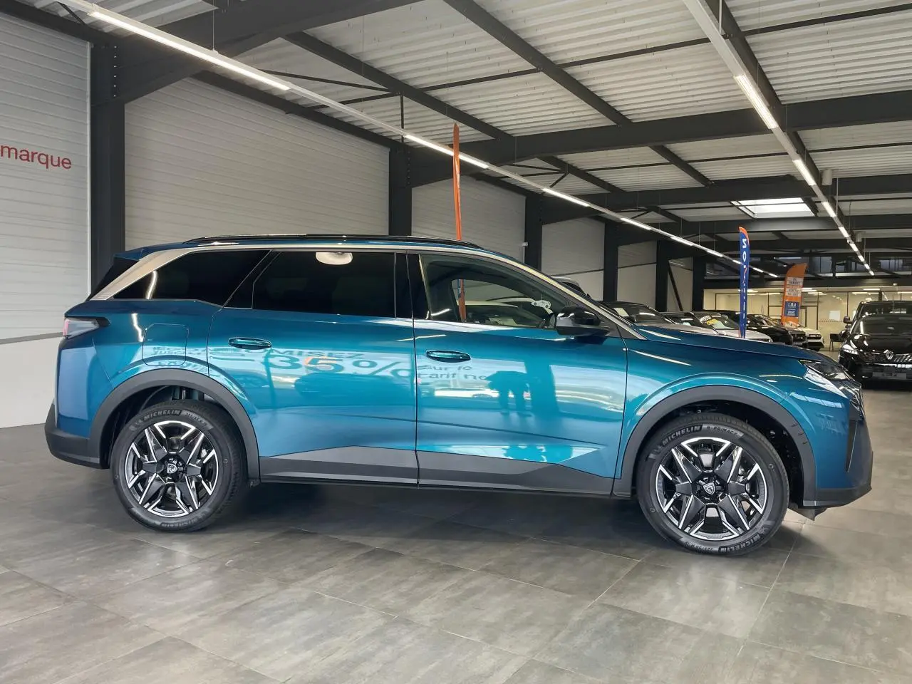 Peugeot 5008 bleu Obsession vue de profil côté gauche, avec jantes alliage 19'' diamantées et vitres teintées.