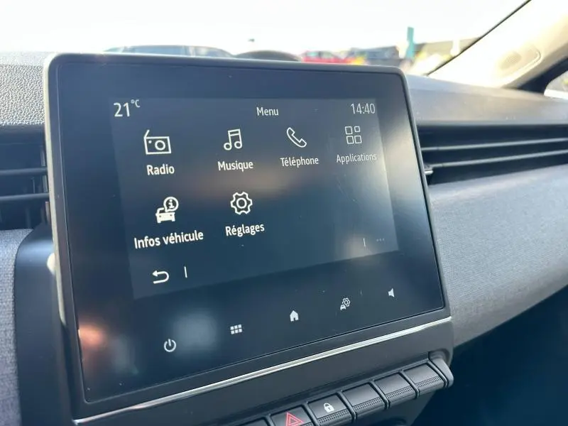 Écran tactile central de la Renault Clio 2025 en gros plan, affichant le menu radio, musique et téléphone.