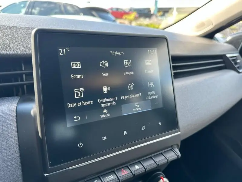 Écran tactile central de la Renault Clio 2025 gris Rafale, vue de face avec tableau de bord et aérateurs visibles.