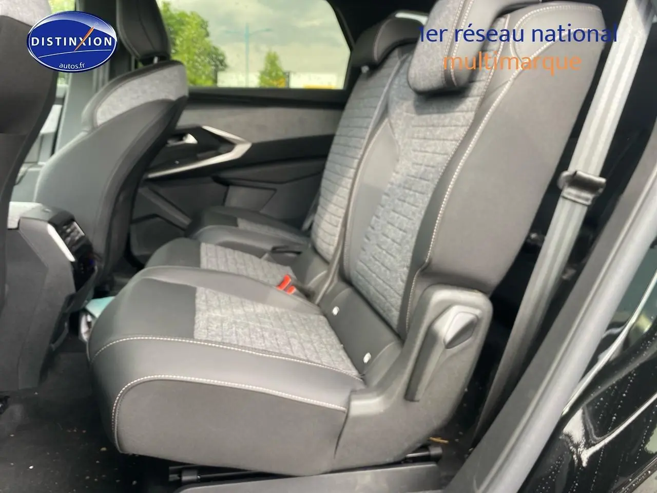 Vue latérale droite sur les sièges arrière gris et noir du Peugeot 5008 Hybrid 145 allure e-dcs6 2025 avec tissus crispy et tep isabella.