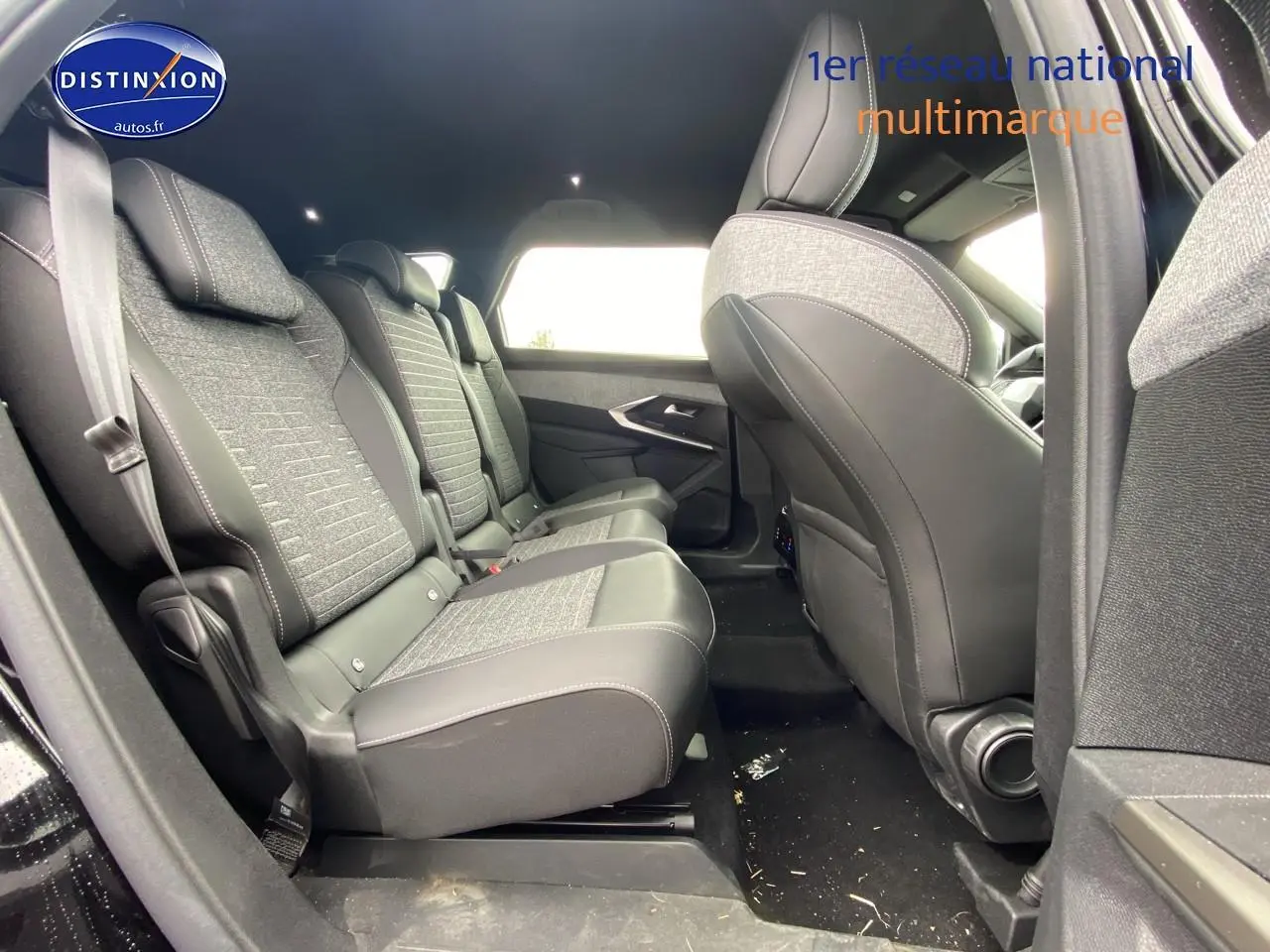 Vue intérieure côté gauche des sièges arrière gris tissu et cuir du Peugeot 5008 noir Hybrid 145 allure e-dcs6 2025.