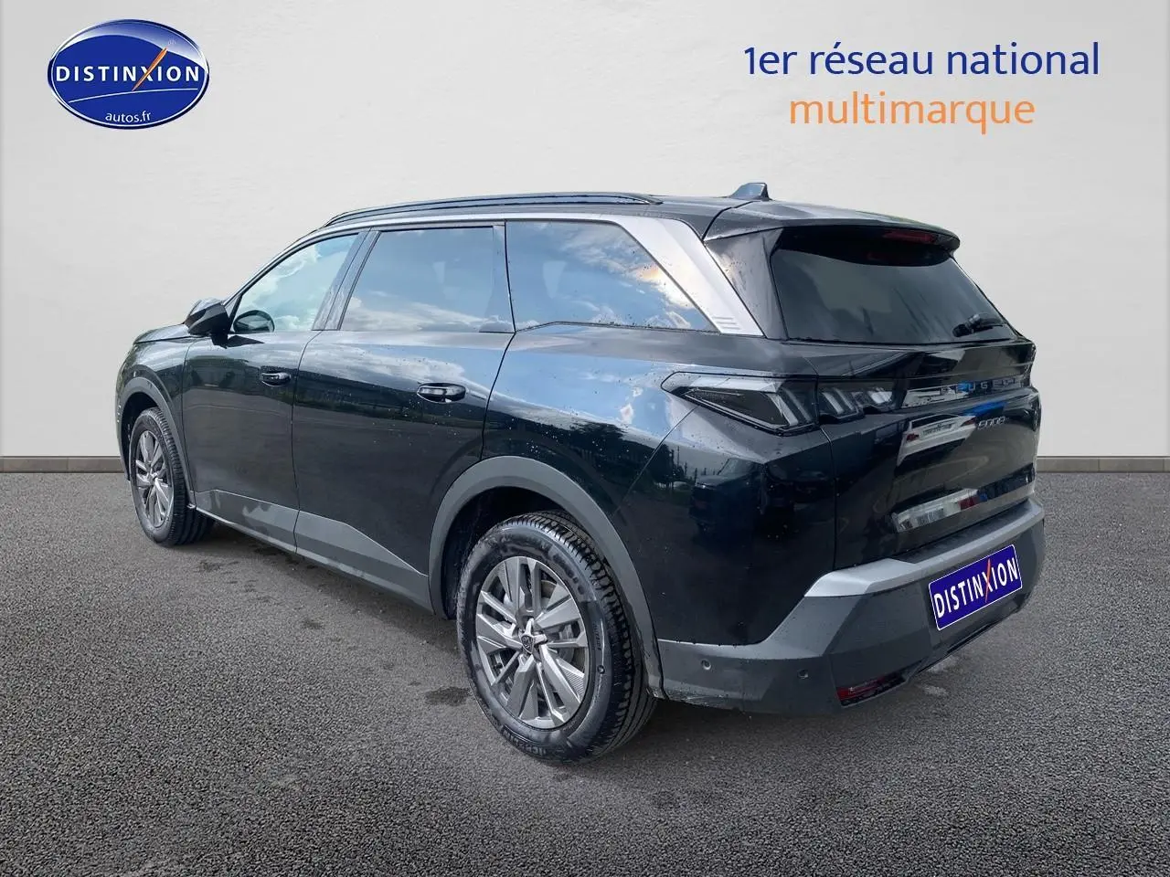 Peugeot 5008 Hybrid noir en 3/4 arrière droit, avec jantes alu et vitres arrière surteintées.