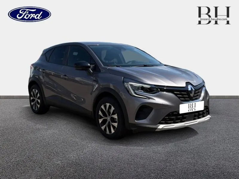 Renault Captur 1.6 E-Tech hybride gris Cassiopée métallisé en 3/4 avant droit avec phares LED et jantes alliage.