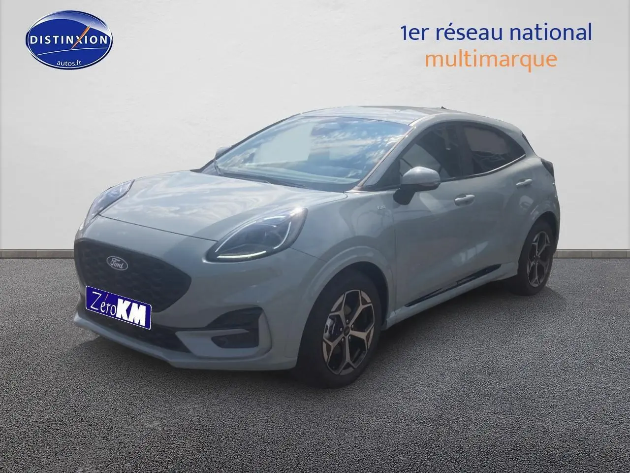 Ford Puma gris cactus en vue 3/4 avant droit, avec jantes 17 pouces et phares LED allumés.