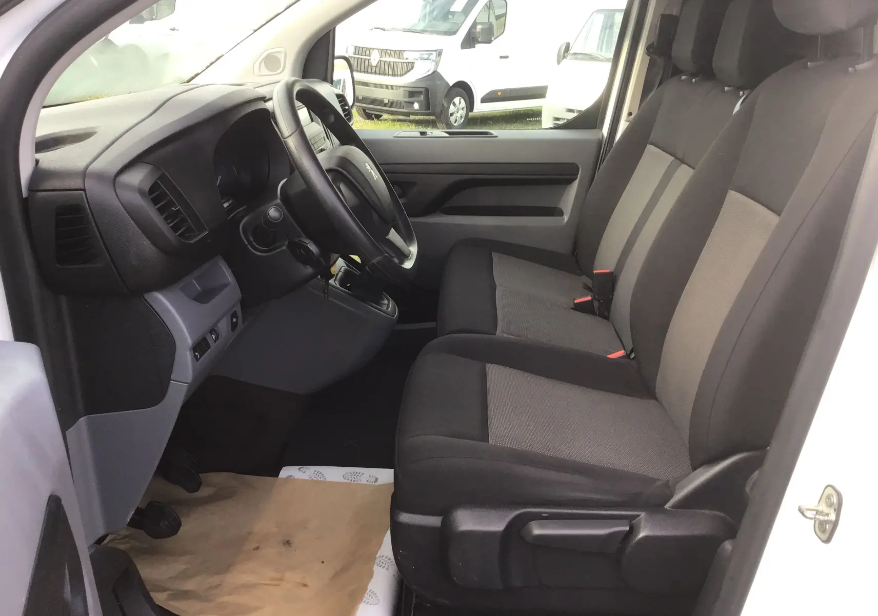 Tableau de bord du Peugeot Expert Fourgon blanc 2022, vue frontale centrée sur la console et levier de vitesses manuel.