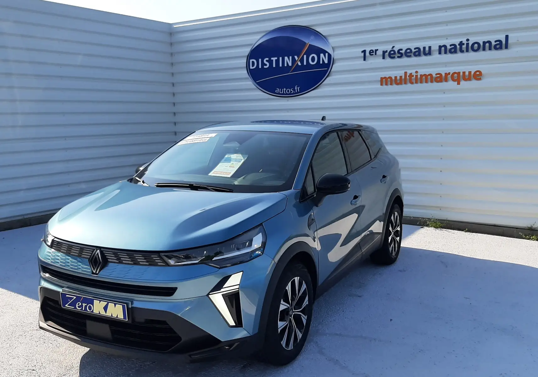 Renault Symbioz bleu mercure en 3/4 avant droit, SUV compact avec phares LED et jantes bi-ton modernes.
