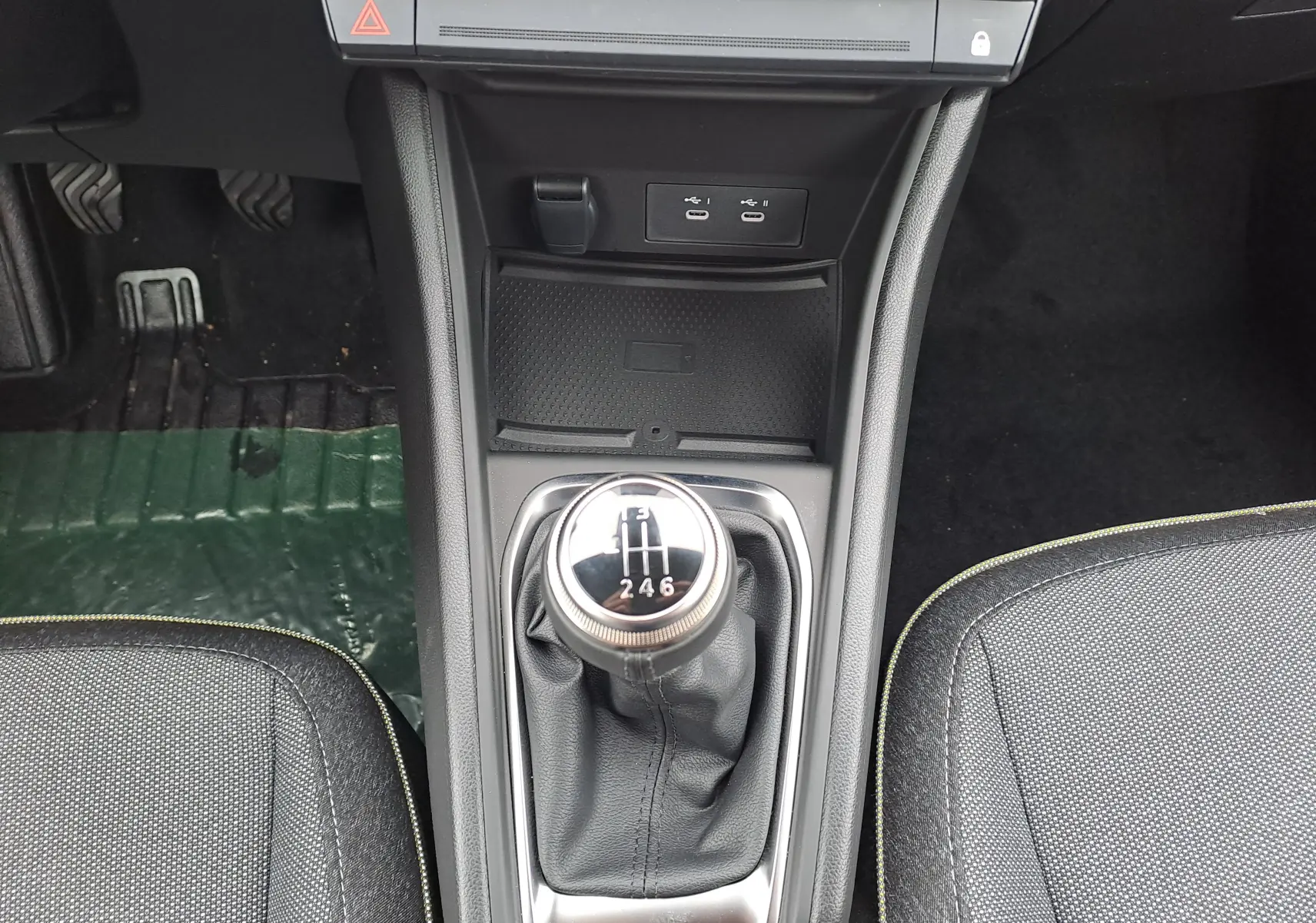 Vue plongeante sur la console centrale du Renault Symbioz bleu mercure, mettant en valeur le levier de vitesses manuel et les ports USB.