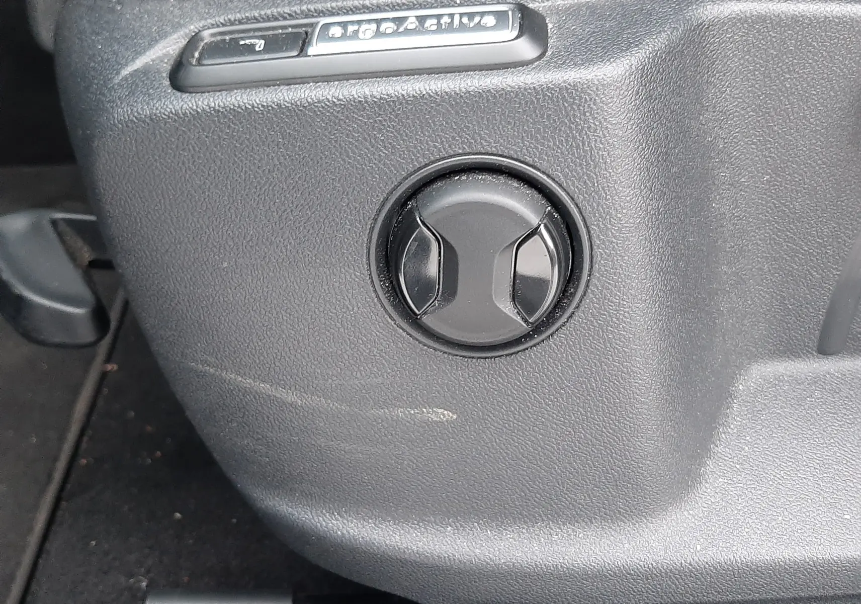 Réglage manuel du siège avant avec bouton rotatif et commande proActive sur Volkswagen T-Roc gris Pyrite 2023