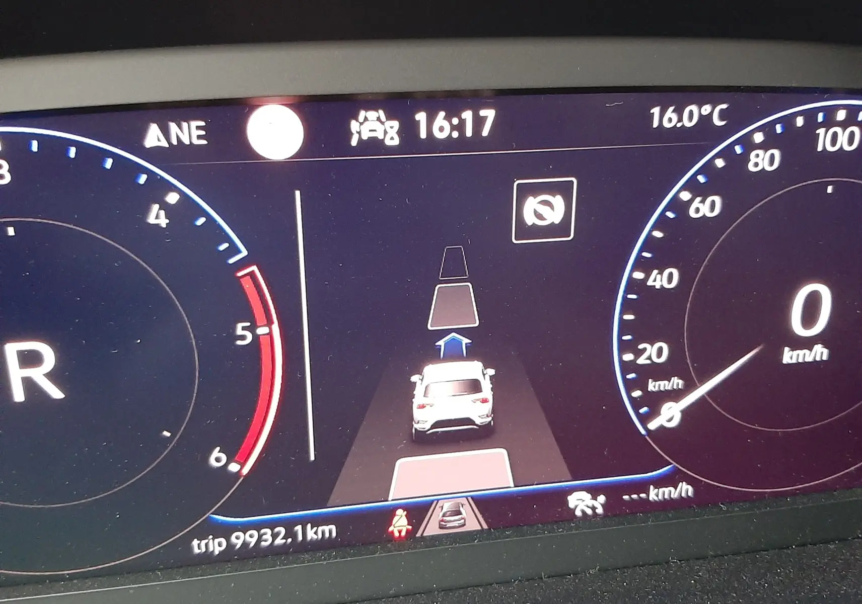 Tableau de bord numérique du Volkswagen T-Roc 2023 montrant l'affichage d'aide à la conduite et la vitesse à zéro km/h.